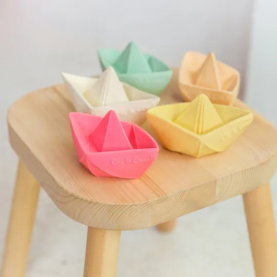 Oli & Carol Bade- und Beißspielzeug Origami Boot