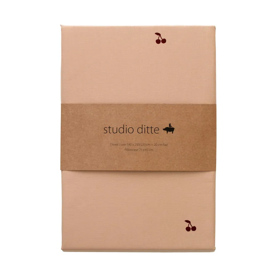Studio Ditte Red Cherries Bettbezug Nude 140 x 200 cm