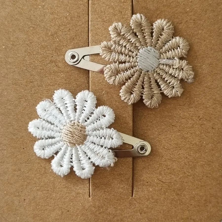 Ootje Kadootje Spitzenblume / Haarspange mit großer Schleife Sand